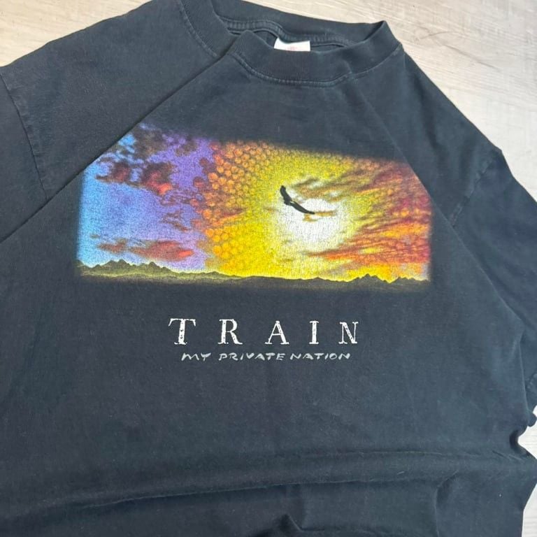 ๐ Vintage 2004 Train โMy Private Nationโ Tour Tee ๐
Epic throwback to Trainโs iconic My Private Nation Tour 2004! Featuring a stunning sunset graphic on the front and full tour dates on the back. ๐ถ๐ฅ A must-have for any Train fan or vint 3