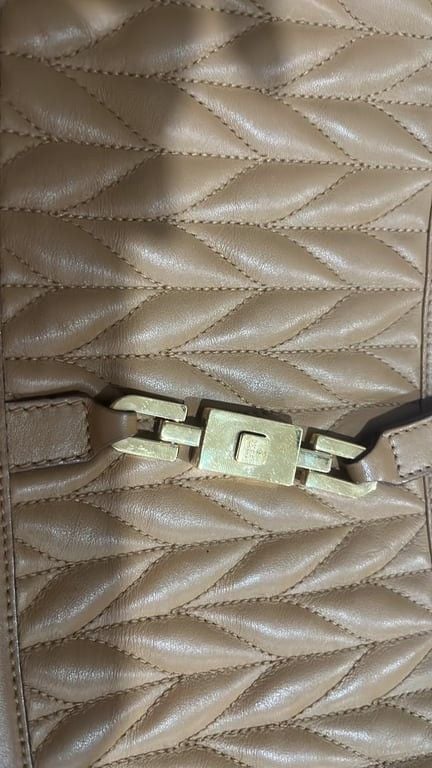 Gucci Quilted Leather Shoulder Bag with Gold Chain 8