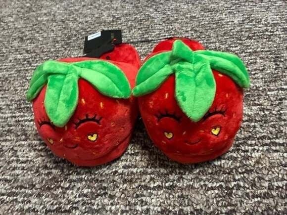 Women’s juniors forever twenty one nwt medium strawberry slippers 2