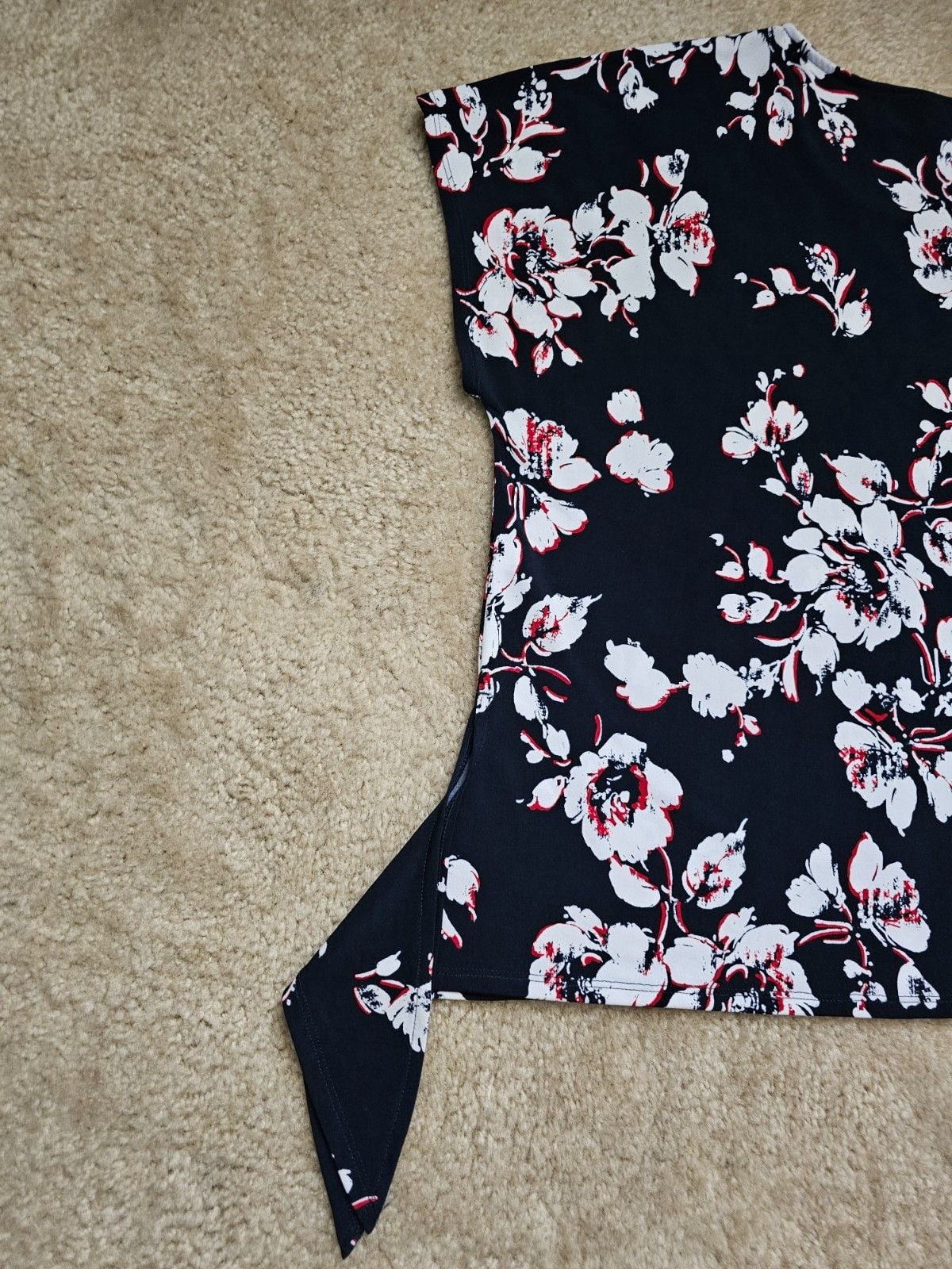 Chico's Women's Size 2 Black Floral Top White Red Asymmetrical Hem Short Sleeve 8