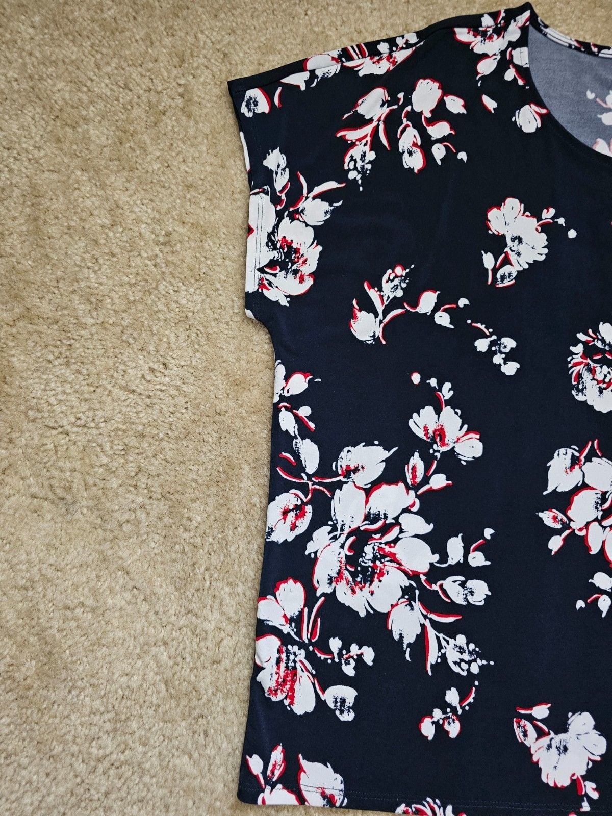 Chico's Women's Size 2 Black Floral Top White Red Asymmetrical Hem Short Sleeve 3