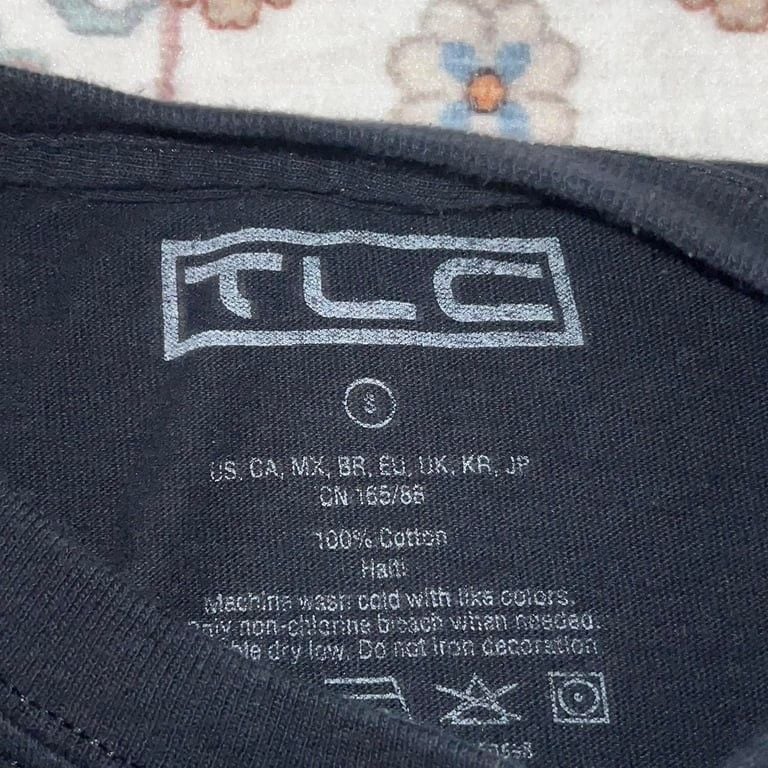 Vintage Y2K TLC 1992 Classic Group Members Graphic Tee. Essential Female Rap Style Shirt. Great 2000s Look in Good Used Condition No Flaws.
Size - S
pit to pit - 17.5”
Length - 26”
#TLC #vintage #y2k #2000s #hiphop 4