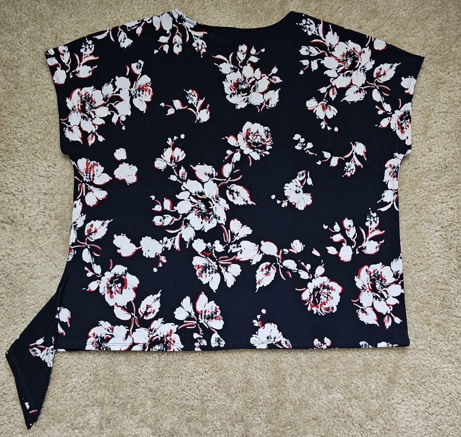 Chico's Women's Size 2 Black Floral Top White Red Asymmetrical Hem Short Sleeve 7