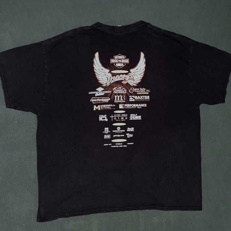 Harley Davidson “Hogs for Dogs” XXL graphic tee. Super Unique Print on Front in Excellent Condition, No Flaws. Absolutely love this piece.
#harleydavidson #harley #dog #motorcycle #depop 3