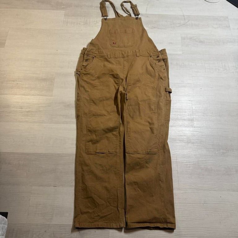 π₯ Dickies Workwear Overalls β 2XL π₯
Level up your workwear game with these Dickies Workwear Overalls in a classic brown shade! Built tough for durability, these overalls are perfect for work or streetwear styling. Made from 98% cotton and 2% spa 2