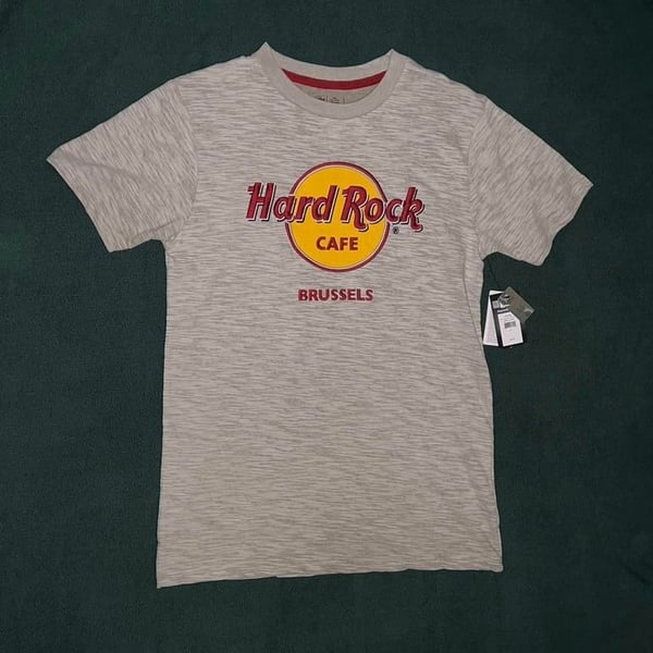 Hard Rock Cafe Brussels Embroidered Grey Cotton t-shirt. Brand New With Tags in Perfect Condition.

Size - S
pit to pit - 18”
Length - 28”

#hardrock #hardrockcafe #new #embroidered #brussels