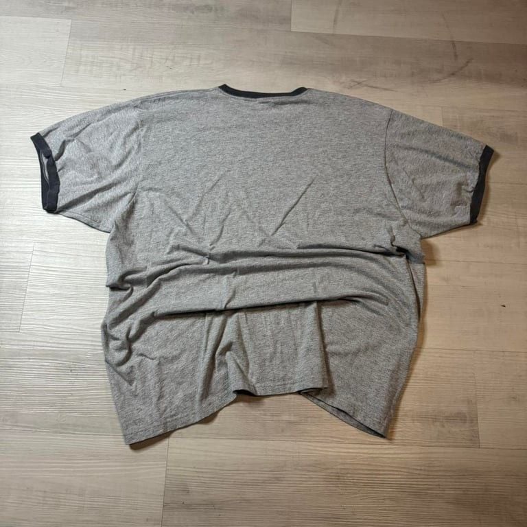 π₯ Vintage Polo by Ralph Lauren Ringer Tee β Made in USA π
A classic vintage Polo Ralph Lauren ringer tee, featuring a heather gray body with black contrast trim and a subtle chest logo for that timeless, casual look.
β Size: XXL
β Brand: Po 4
