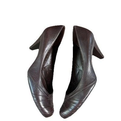 Gianni Bini Chocolate Brown Leather Pumps Womens Sz 8 Heels Shoes Closed Toe 7