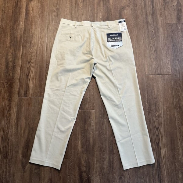 NWT Haggar Mens Iron Free Premium Khakis 38x30 Shirt Grip Straight Fit Casual