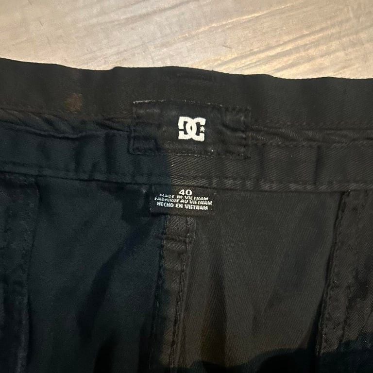 π₯ Vintage DC Shoes Menβs Black Chino Shorts - Size 40 π₯
A must-have for skatewear enthusiasts and street-style lovers! These vintage DC Shoes chino shorts are perfect for casual wear, featuring a classic design with a laid-back edge.
β‘ Detail 4