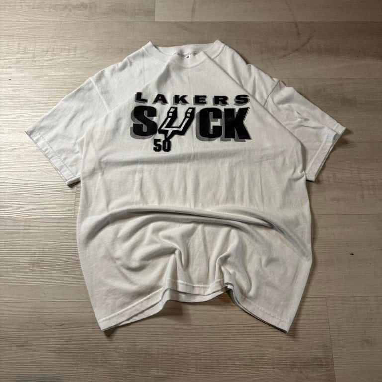 ๐ฅ Vintage San Antonio Spurs โLakers Suckโ Tee โ Large ๐ฅ
A rare and bold throwback for die-hard Spurs fans! This vintage rivalry tee is a must-have for any collector or basketball enthusiast looking to rep their team with some classic sports 2