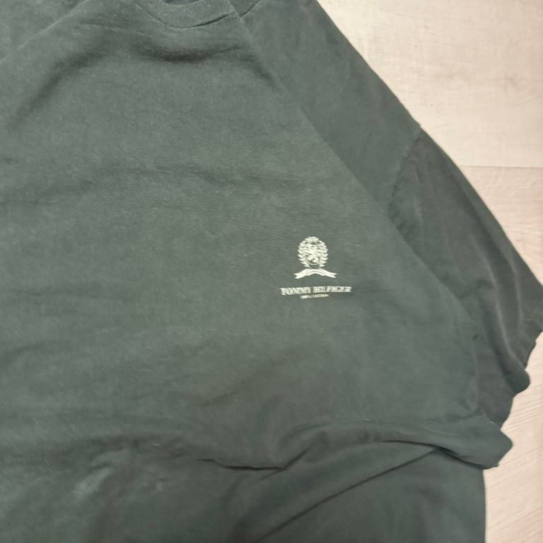 π₯ Vintage Tommy Hilfiger Made in USA Tee β XL π₯
Step up your streetwear game with this rare vintage Tommy Hilfiger tee π₯. Made in the USA πΊπΈ and crafted from 100% cotton, this dark green gem gives you that perfect oversized, worn-in vib 3