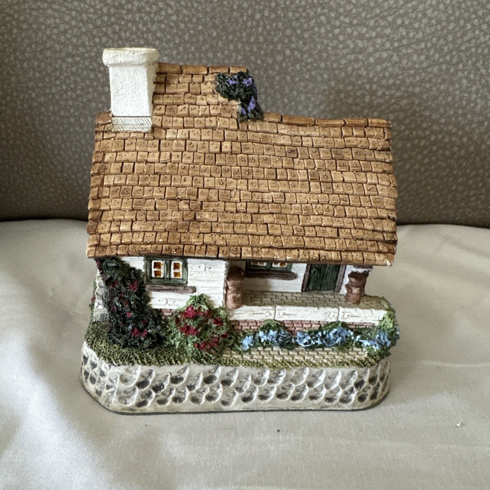 David Winter Cottages Collectors Guild Model Dairy 1996 Hand Painted Resin House 1