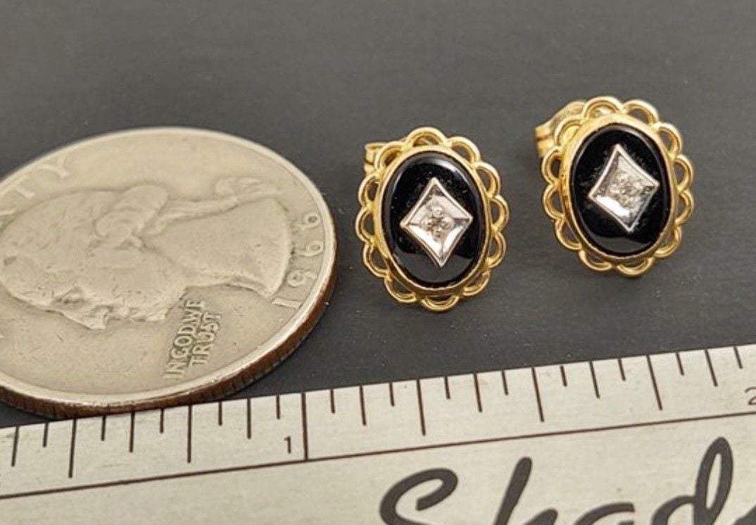 Vintage 14K Yellow Gold Black Onyx & Diamond Stud Earrings Scallop Frame 11
