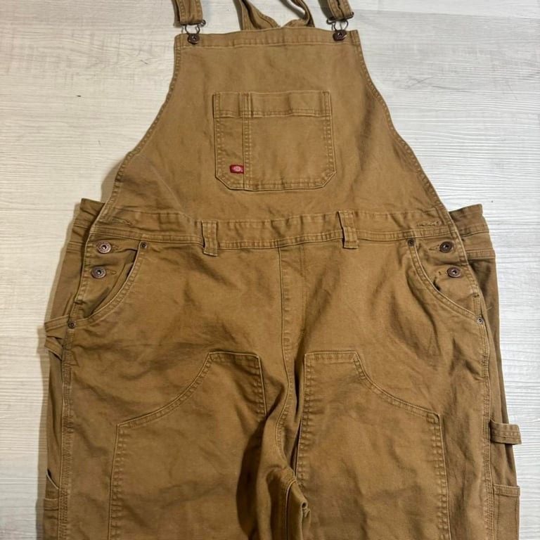 π₯ Dickies Workwear Overalls β 2XL π₯
Level up your workwear game with these Dickies Workwear Overalls in a classic brown shade! Built tough for durability, these overalls are perfect for work or streetwear styling. Made from 98% cotton and 2% spa 3