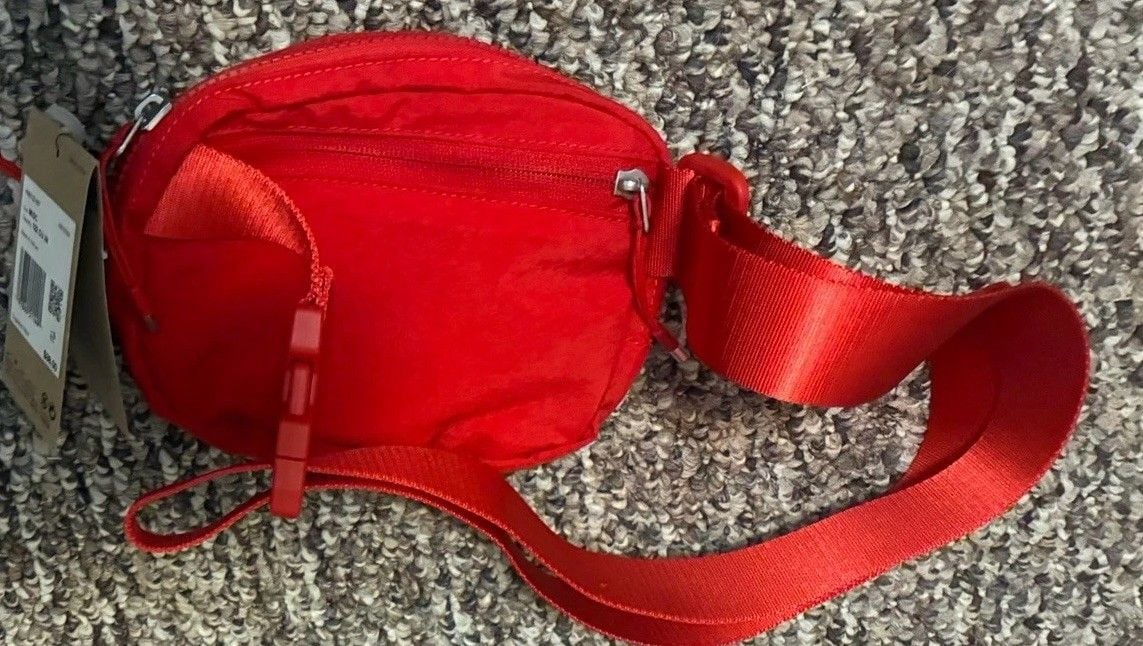 NEW NIKE AURA 2L CROSSBODY UNISEX BAG RED TRAVEL BELT FANNY 4