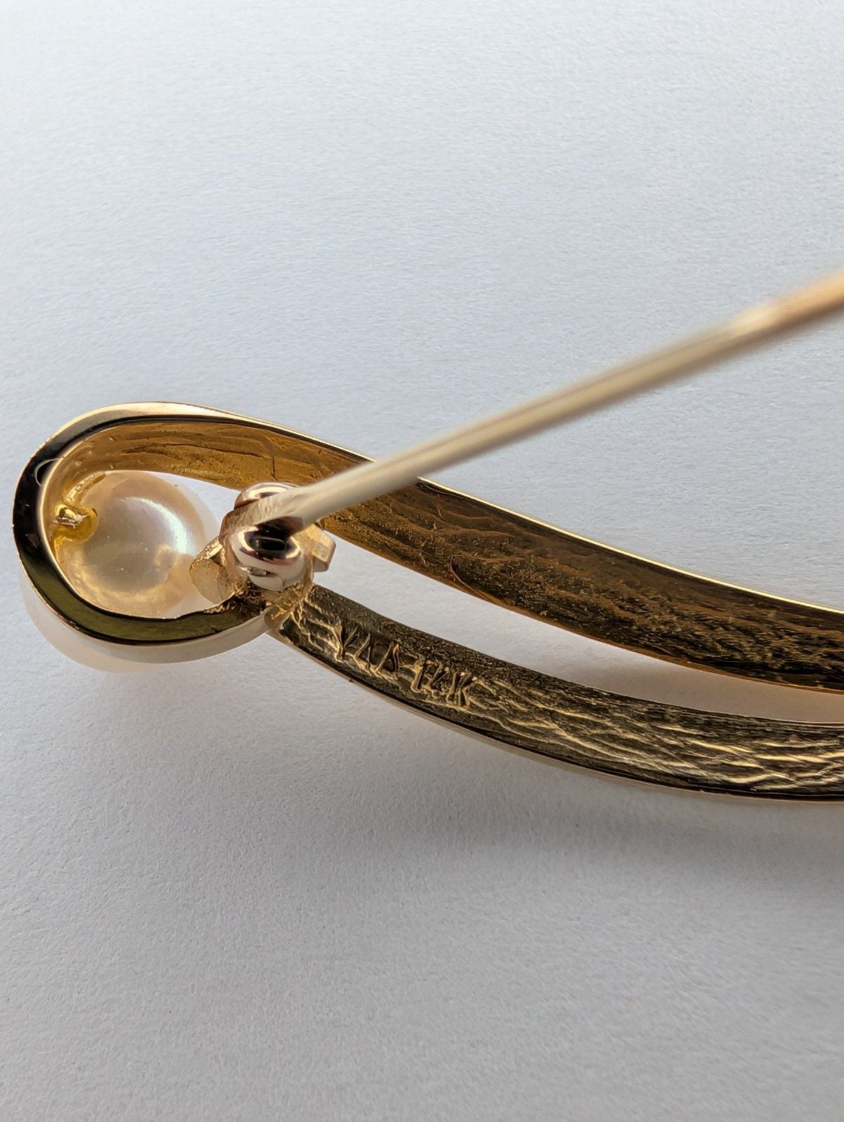 14k Yellow Gold Signed Brooch Pin w/ 1 Round White Pearl Gemstone 5