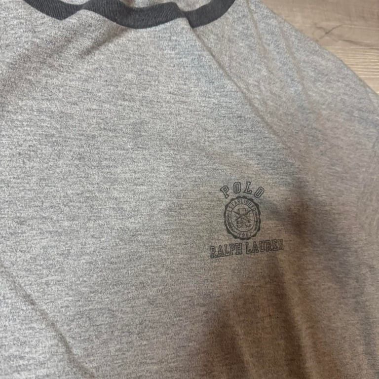 π₯ Vintage Polo by Ralph Lauren Ringer Tee β Made in USA π
A classic vintage Polo Ralph Lauren ringer tee, featuring a heather gray body with black contrast trim and a subtle chest logo for that timeless, casual look.
β Size: XXL
β Brand: Po 3