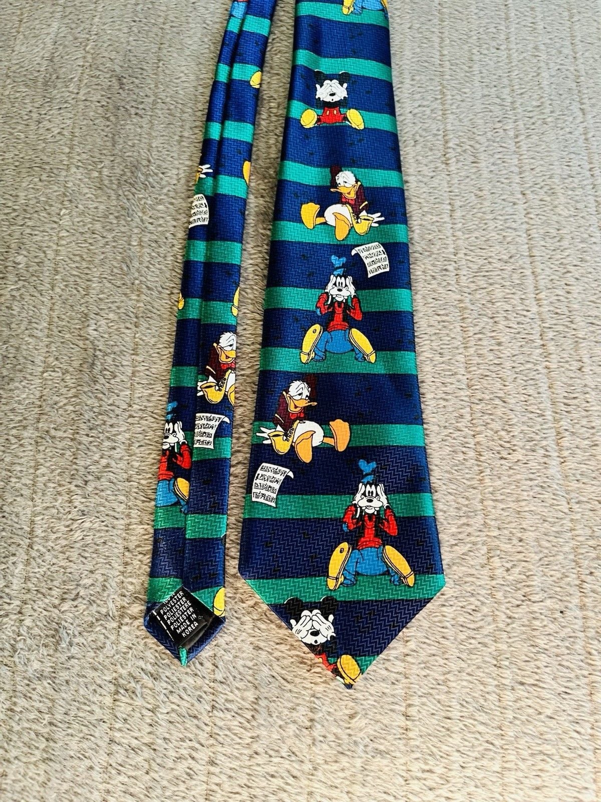 Men’s Disney Mickey Mouse Goofy Donald Duck 100 % Silk Neck Tie Blue Green 4” 10