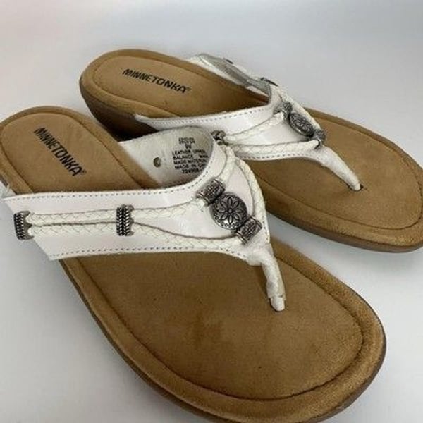 Minnetonka Sandals Womens Size 9 White Leather Thong Wedge Medallion Comfort