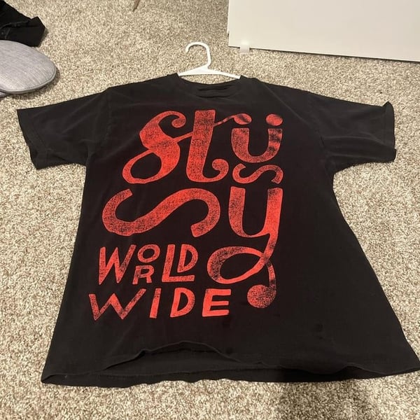 stussy worldwide🤯🤯 
fits like medium
no tags on shirt 
no defects at all
lmk if any questions🙂