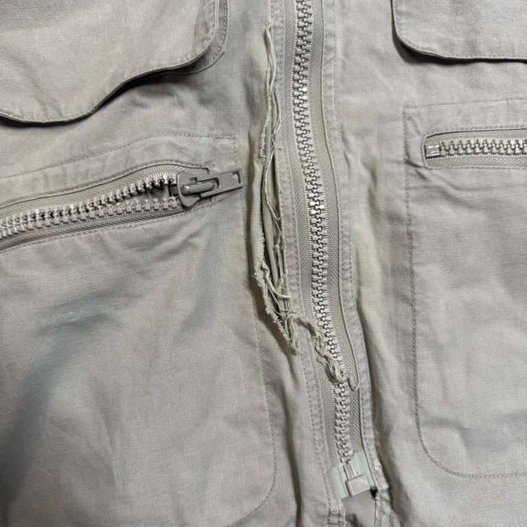๐ ๏ธ Vintage 90s Banana Republic Utility Vest โ Small ๐ ๏ธ
Gear up with this vintage Banana Republic utility vestโthe perfect mix of function and rugged style! This 90s piece features a hooded design, multiple pockets, and a durable cotton bui 4