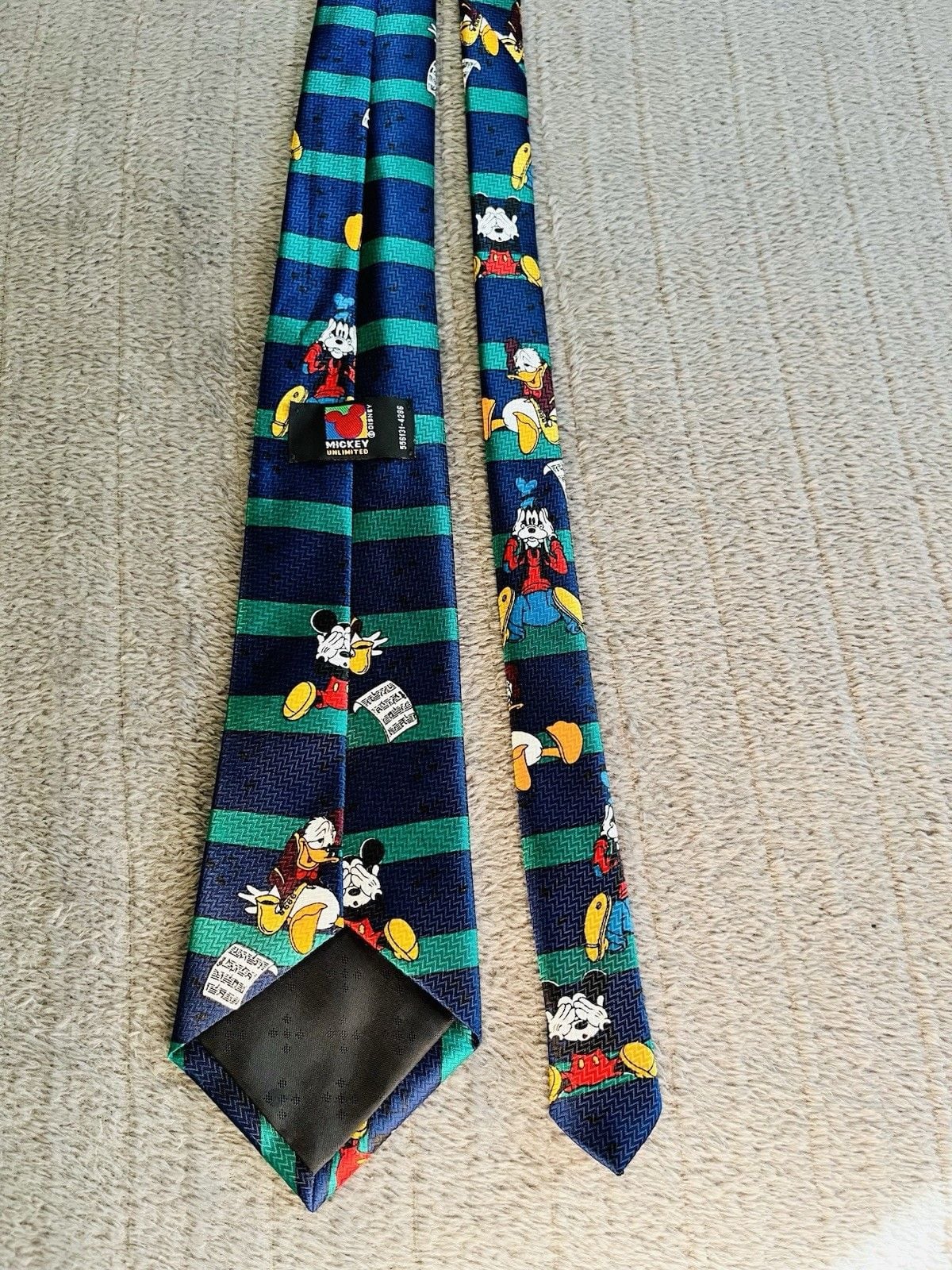 Men’s Disney Mickey Mouse Goofy Donald Duck 100 % Silk Neck Tie Blue Green 4” 6