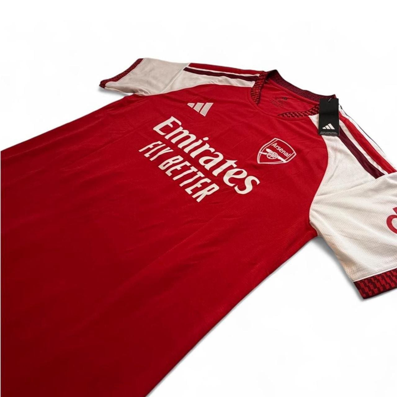 Adidas Arsenal 2026/27 home shirt in red with white sleeves and red stripes number seven Saka on the back size XL dimensions in the pictures brand new with tags. 6