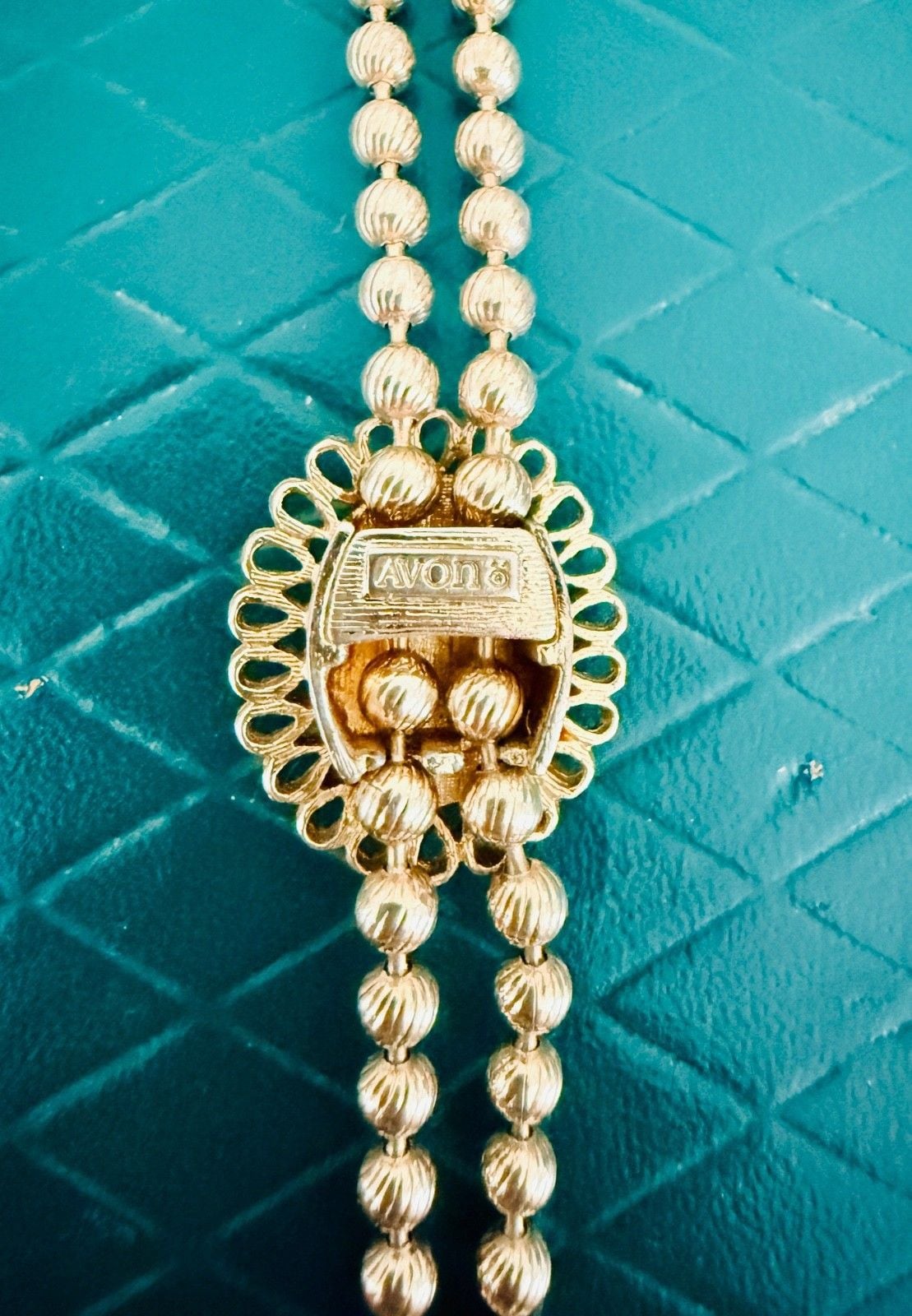 Avon DeLizza Elster 1973 Bolo Necklace Green Peking Glass Tassel Adjustable 9
