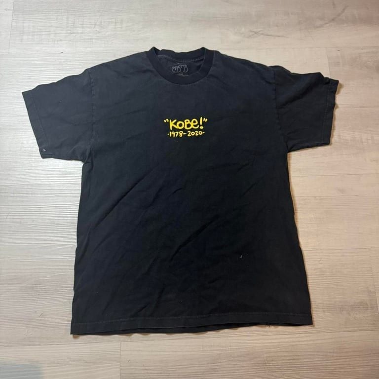 π₯ Vintage Kobe Bryant Tribute Tee β Mamba Forever π₯
Honor the GOAT with this rare & exclusive Kobe Bryant tribute tee! Featuring a minimalist front print with βKobe! 1978-2020β and a bold, eye-catching back design with his legendary #24, a h 3