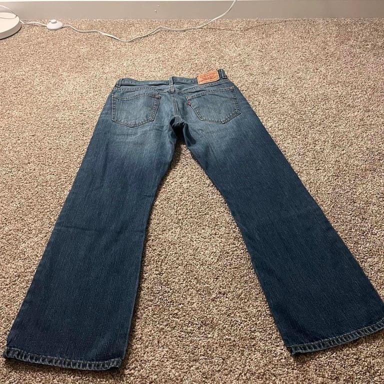 Levi's 557 relaxed bootcut jeans
no stains or holes 3