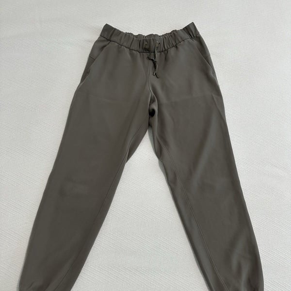 Women’s Lululemon On the Fly Jogger — estimated size 10, please see measurements