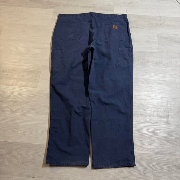 🔥 Vintage Carhartt Dungaree Fit Work Pants – 44x32 🔥

Classic Carhartt work pants built for durability and comfort! These dungaree fit utility pants feature a loose, straight-leg cut with reinforced pockets and the iconic Carhartt patch. Perfect 
