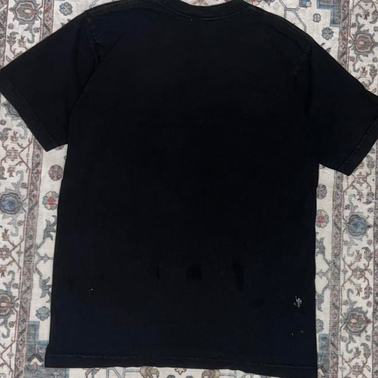 Demon Slayer Size Anime Graphic Tee. Really Cool Graphic of Anime and their Characters. Thick and Quality Cotton Shirt in Great Preloved Condition. Minor fading and a few stains mainly on the back. Great for any Demon Slayer or Anime fan!!!
Size - L (no 4
