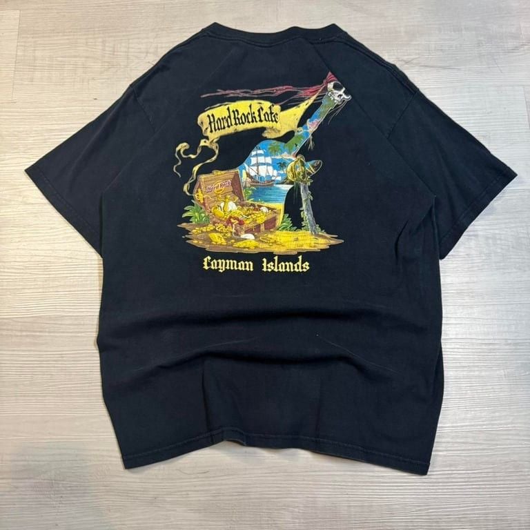 🔥 Vintage Hard Rock Café Cayman Islands Pirate Tee 🔥
🏴☠️ Set sail in style with this dope vintage Hard Rock Café shirt featuring an epic pirate-themed graphic! Treasure chests, swords, and a legendary ship make this a must-have for coll 2