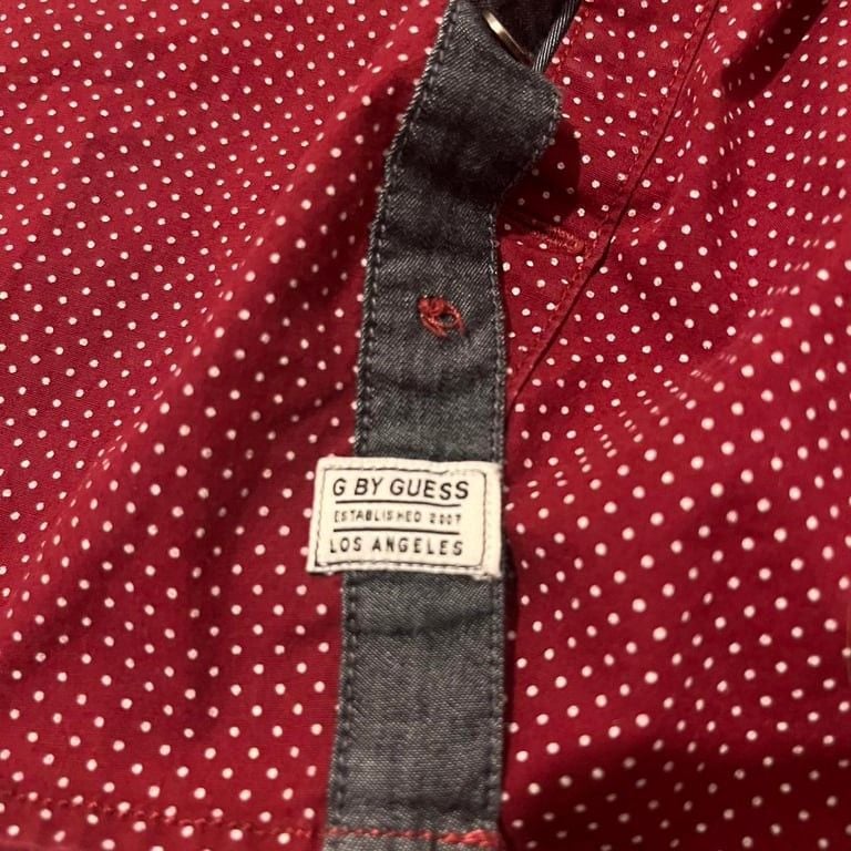 red and white dotted Guess button up
flawless
large fit like medium 3