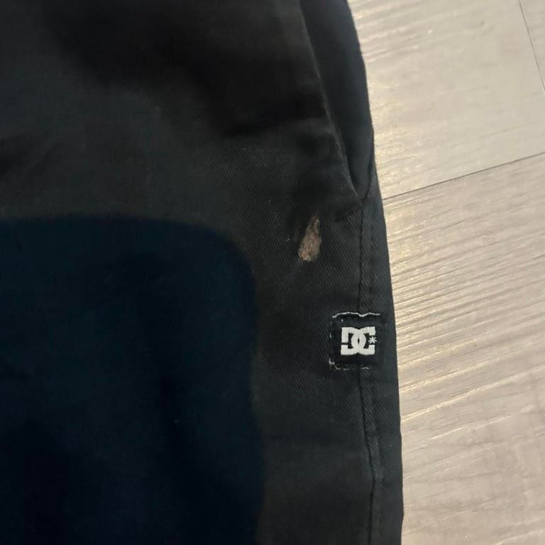 π₯ Vintage DC Shoes Menβs Black Chino Shorts - Size 40 π₯
A must-have for skatewear enthusiasts and street-style lovers! These vintage DC Shoes chino shorts are perfect for casual wear, featuring a classic design with a laid-back edge.
β‘ Detail 3