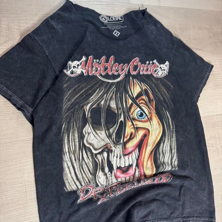 🔥 Mötley Crüe Dr. Feelgood Tee – Distressed Rocker Vibes 🔥
Rare and badass Mötley Crüe Dr. Feelgood graphic tee, featuring a wild half-skull, half-smiling face design on the front. The back has a bold red-lettered quote that screams 3