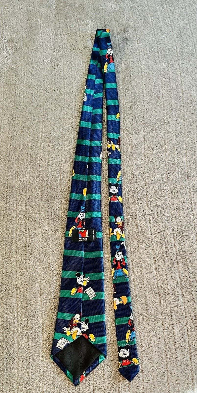 Men’s Disney Mickey Mouse Goofy Donald Duck 100 % Silk Neck Tie Blue Green 4” 7