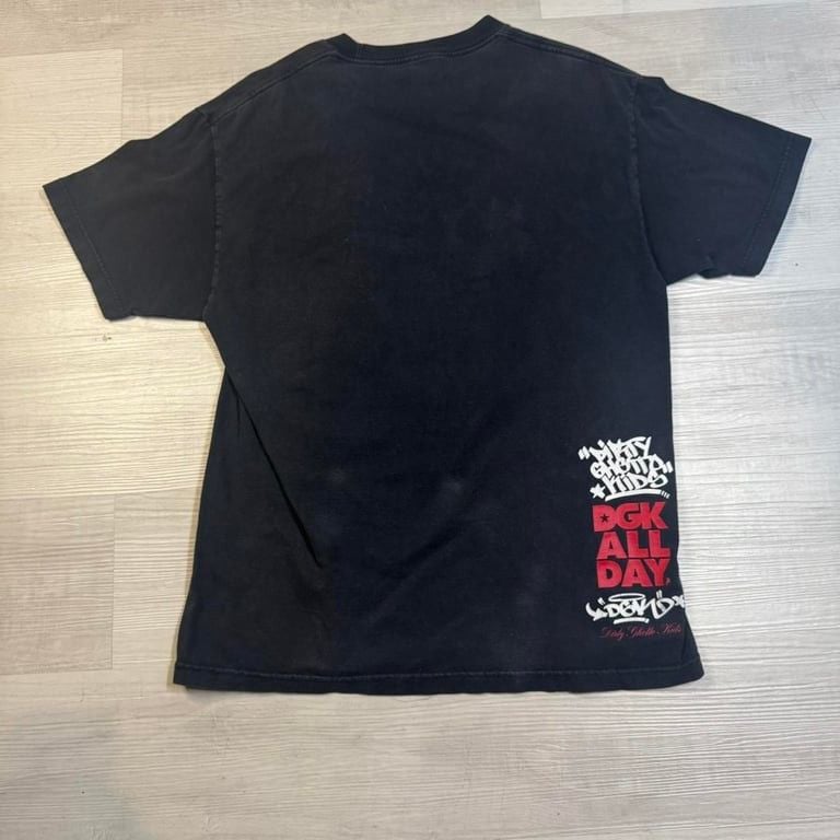 🔥 Vintage DGK “Tryin’ to Make a Dollar” Tee – Size L 🔥
Classic streetwear piece from DGK (Dirty Ghetto Kids) featuring a bold red & yellow graphic on a faded black tee. Iconic “Tryin’ to Make a Dollar Out of 15 Cents” design—perfect 4