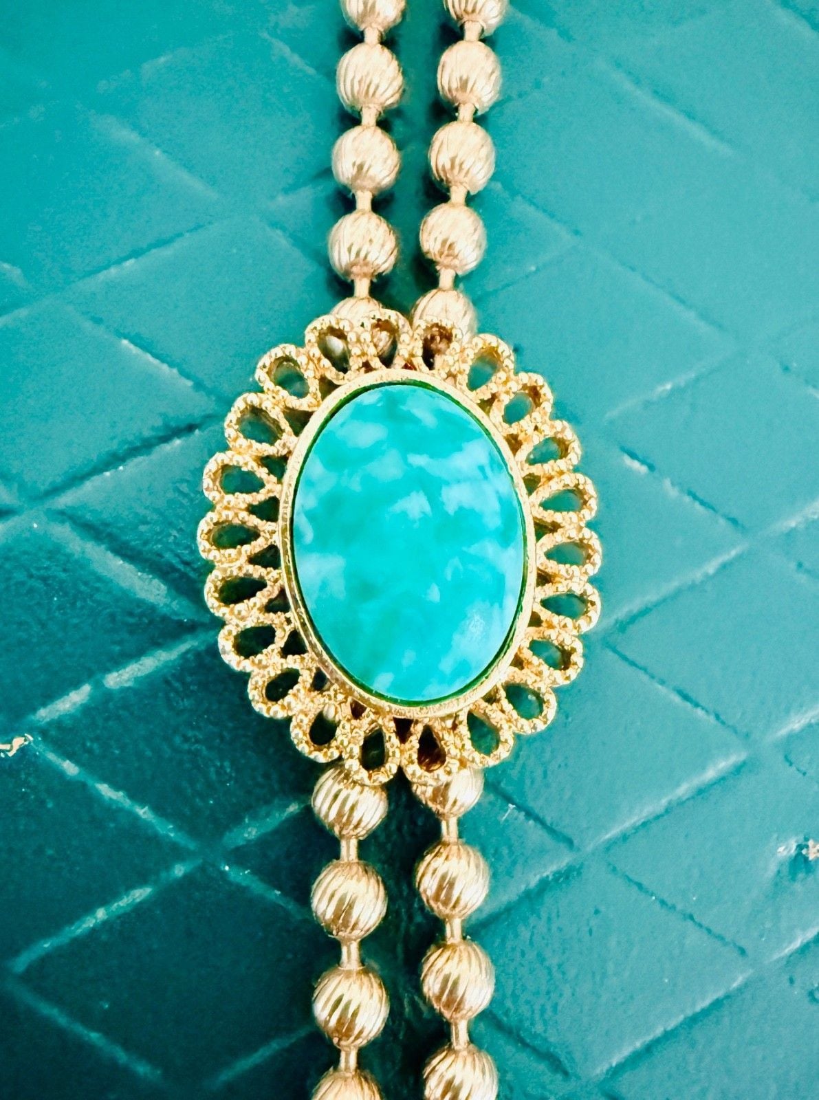 Avon DeLizza Elster 1973 Bolo Necklace Green Peking Glass Tassel Adjustable 5