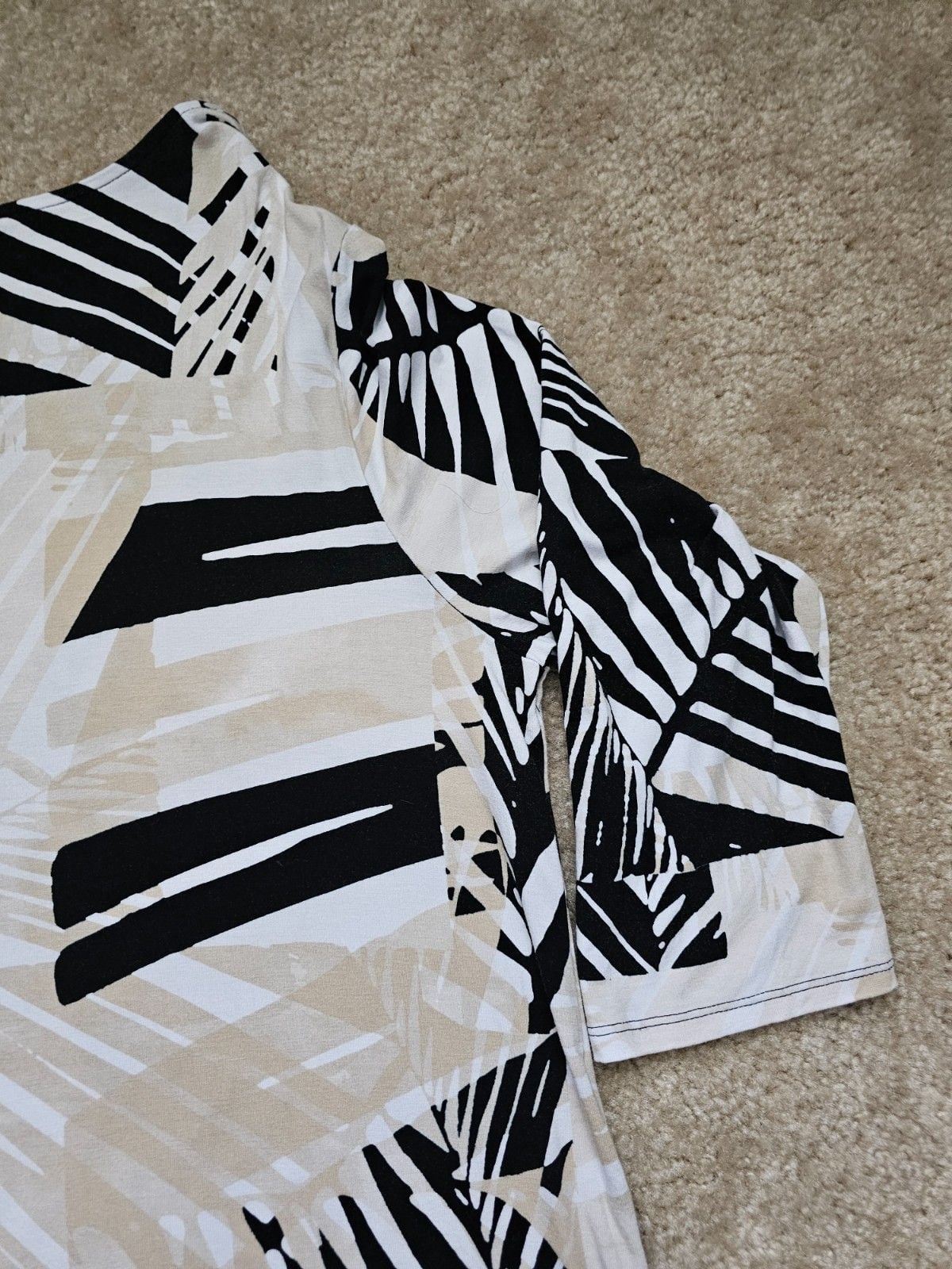 Chico's Women's Size 2 Tunic Top Black Beige Abstract Print 3/4 Sleeve Hi Low 9