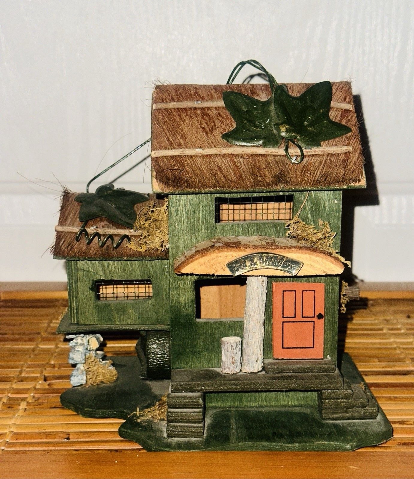 NWOT Vintage Wooden Bed & Breakfast Bird House Bird Feeder Outdoor Springtime 3