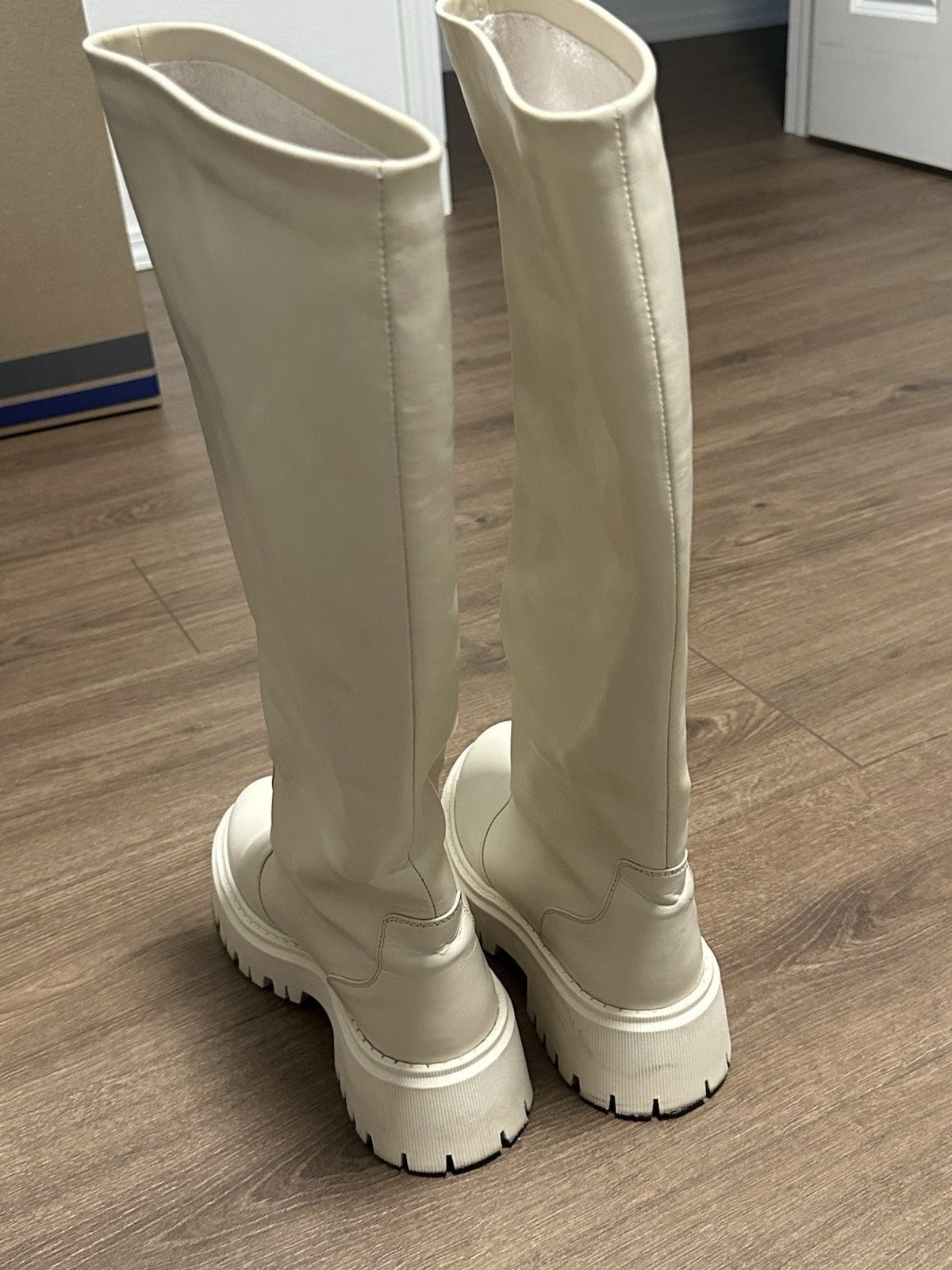 Women's Knee High Boots Size 7 White 8