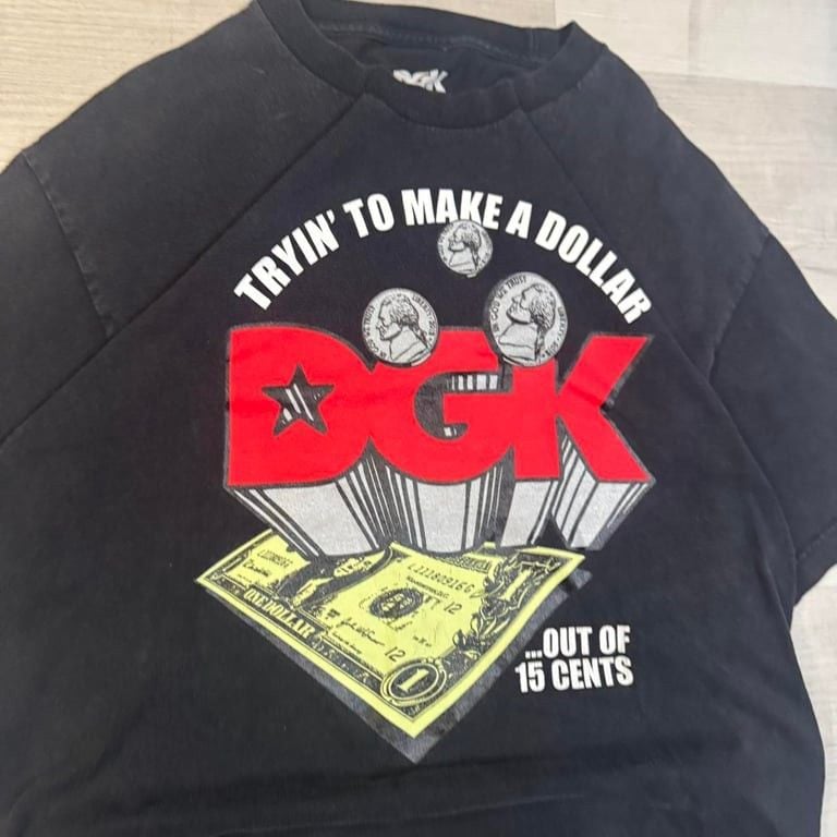🔥 Vintage DGK “Tryin’ to Make a Dollar” Tee – Size L 🔥
Classic streetwear piece from DGK (Dirty Ghetto Kids) featuring a bold red & yellow graphic on a faded black tee. Iconic “Tryin’ to Make a Dollar Out of 15 Cents” design—perfect 3