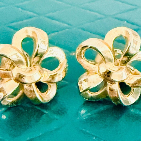 Vintage Trifari Gold Tone Modernist Knot Earrings Ribbon Bow Clip On Couture
