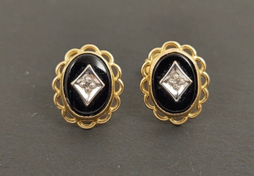 Vintage 14K Yellow Gold Black Onyx & Diamond Stud Earrings Scallop Frame 12