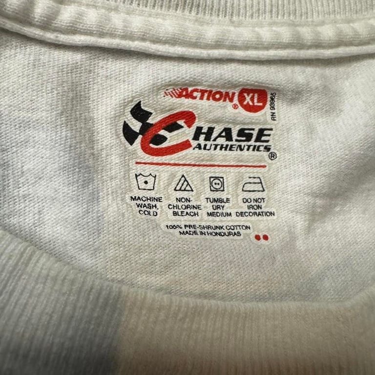 π₯ Vintage NASCAR 38 Racing Tee β Rare & Bold π₯
Rev up your style with this vintage 38 M&Mβs NASCAR tee featuring an iconic race car graphic and bold racing gauges on the back! This single-stitch, Y2K-era gem is perfect for motorsport lovers, s 5