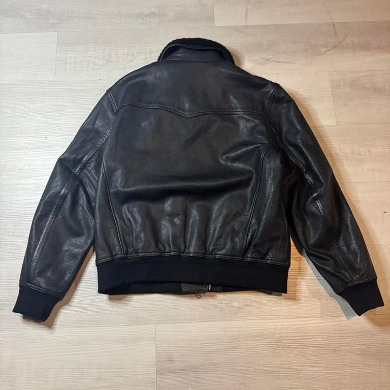 Black Mason Shearling-Collar Leather Bomber Jacket β XL
Step up your outerwear game with this sleek and rugged Black Mason leather bomber jacket. Crafted from genuine black leather, this timeless piece is built to turn heads and keep you warm in style 3