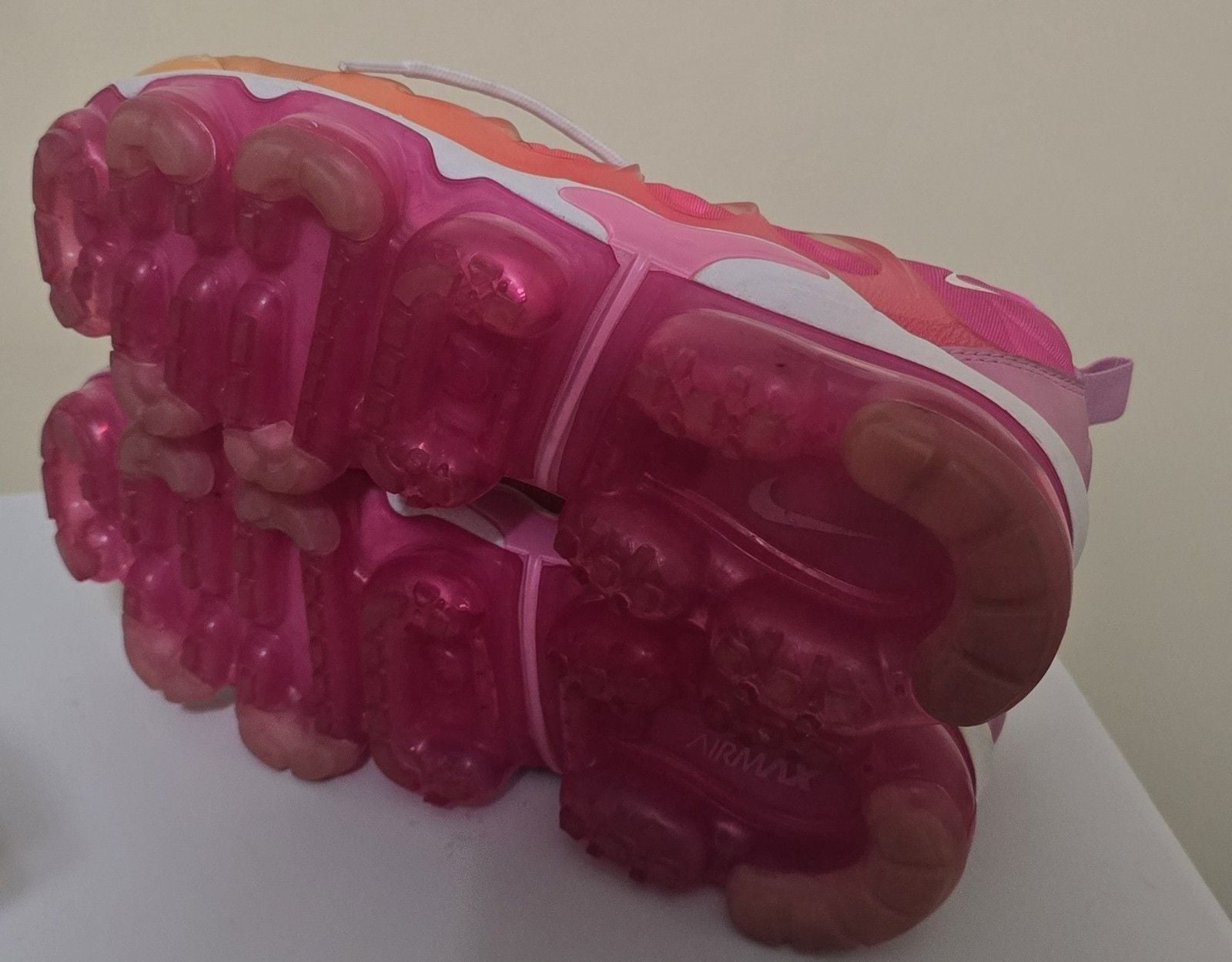 WMNS NIKE AIR VAPORMAX PLUS LASER FUCHSIA-WHITE SZ 8 [CI9900-600] 9